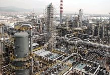 Rafineri Mühendisi Kimdir? Rafineri Mühendisi Ne Kadar Kazanır? Enerji sektörü, günümüz ekonomisinin en kritik alanlarından biridir ve bu sektörde çalışan mühendisler, hem üretim hem de güvenlik açısından hayati öneme sahiptir. Özellikle petrol ve kimya sektöründe görev yapan rafineri mühendisi, ham petrolü işleyerek kullanıma hazır ürünler elde edilmesini sağlayan profesyoneldir. Bu meslek, teknik bilgi, deneyim ve planlama becerisi gerektiren oldukça kapsamlı bir alanı kapsar. Konulu bir haber görseli.