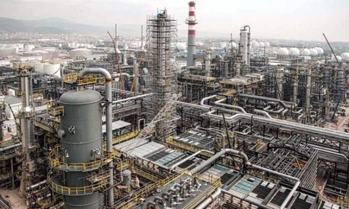 Enerji sektörü, günümüz ekonomisinin en kritik alanlarından biridir ve bu sektörde çalışan mühendisler, hem üretim hem de güvenlik açısından hayati öneme sahiptir. Özellikle petrol ve kimya sektöründe görev yapan rafineri mühendisi, ham petrolü işleyerek kullanıma hazır ürünler elde edilmesini sağlayan profesyoneldir. Bu meslek, teknik bilgi, deneyim ve planlama becerisi gerektiren oldukça kapsamlı bir alanı kapsar. Konulu bir haber görseli.