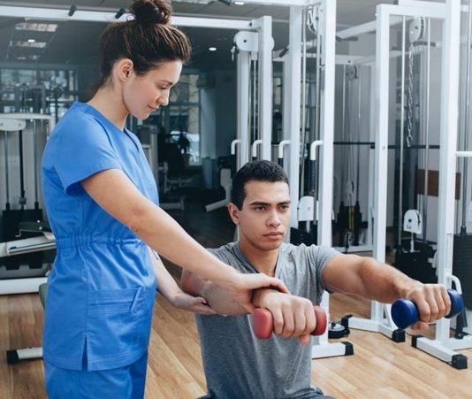 Rehabilitasyon Uzmanı Kimdir? Rehabilitasyon Uzmanı Ne Kadar Kazanır? Sağlık sektörü, insanların yaşam kalitesini artırmak ve hastalıkların etkilerini azaltmak için çeşitli uzmanlıklara ihtiyaç duyar. Bu alanlardan biri de rehabilitasyon uzmanıdır. Fiziksel, zihinsel veya psikolojik engelleri olan bireylerin günlük yaşam aktivitelerini yeniden kazanmasına yardımcı olan bu meslek, hem sağlık hem de yaşam kalitesi açısından kritik bir rol oynar. Konulu bir haber görseli.