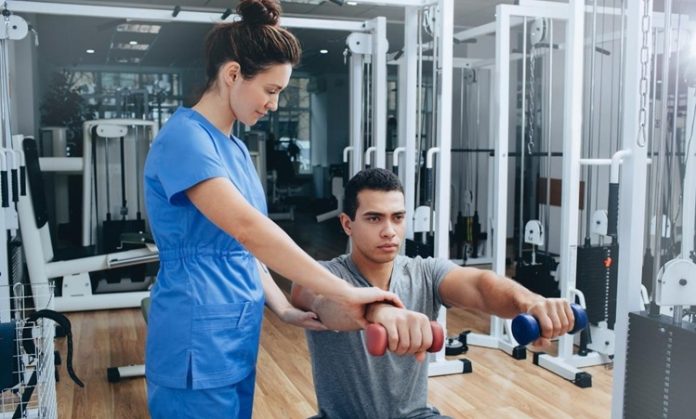 Sağlık sektörü, insanların yaşam kalitesini artırmak ve hastalıkların etkilerini azaltmak için çeşitli uzmanlıklara ihtiyaç duyar. Bu alanlardan biri de rehabilitasyon uzmanıdır. Fiziksel, zihinsel veya psikolojik engelleri olan bireylerin günlük yaşam aktivitelerini yeniden kazanmasına yardımcı olan bu meslek, hem sağlık hem de yaşam kalitesi açısından kritik bir rol oynar. Konulu bir haber görseli.