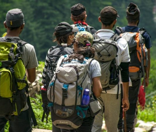 Günümüzde yoğun iş temposu ve şehir hayatının getirdiği stres, insanların boş zamanlarını daha verimli ve kaliteli şekilde değerlendirme ihtiyacını artırmıştır. Bu noktada devreye giren rekreasyon uzmanı, bireylerin fiziksel, zihinsel ve sosyal açıdan rahatlamasını sağlayacak etkinlikler planlayan önemli bir meslek grubudur. Özellikle turizm, spor ve belediye hizmetlerinde aktif rol oynayan rekreasyon uzmanı, insanların yaşam kalitesini artırmayı hedefler. Konulu bir haber görseli.