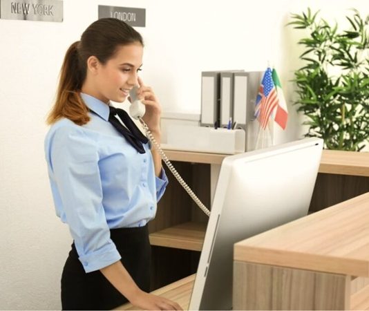 Günümüzde hizmet sektörünün hızla büyümesiyle birlikte müşteri karşılamada profesyonellik daha da önemli hale gelmiştir. Otellerden hastanelere, şirketlerden spor salonlarına kadar birçok kurumda ilk izlenimi oluşturan kişi resepsiyonist olarak bilinir. Kuruma gelen ziyaretçileri karşılayan, yönlendiren ve iletişimi sağlayan resepsiyonist, işletmenin dışa açılan yüzü konumundadır. Konulu bir haber görseli.