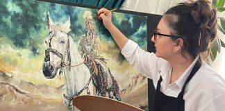 Sanat, insanlık tarihinin en eski ifade biçimlerinden biri olarak günümüze kadar varlığını sürdürmüştür. Bu sanat dalları arasında en dikkat çekenlerden biri ise resimdir. Duyguların, düşüncelerin ve hayal gücünün tuvale yansıması olarak tanımlanan bu alanın en önemli temsilcisi ise ressam olarak bilinir. Bir ressam, sadece çizim yapan kişi değil, aynı zamanda dünyayı kendi bakış açısıyla yorumlayan bir sanatçıdır. Konulu bir haber görseli.