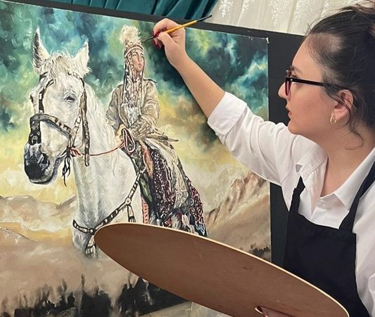 Sanat, insanlık tarihinin en eski ifade biçimlerinden biri olarak günümüze kadar varlığını sürdürmüştür. Bu sanat dalları arasında en dikkat çekenlerden biri ise resimdir. Duyguların, düşüncelerin ve hayal gücünün tuvale yansıması olarak tanımlanan bu alanın en önemli temsilcisi ise ressam olarak bilinir. Bir ressam, sadece çizim yapan kişi değil, aynı zamanda dünyayı kendi bakış açısıyla yorumlayan bir sanatçıdır. Konulu bir haber görseli.