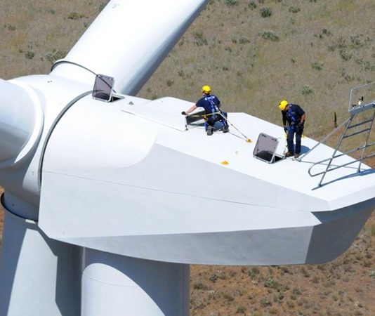 Günümüzde yenilenebilir enerji kaynakları, fosil yakıtların çevresel etkileri ve sürdürülebilir enerji politikaları nedeniyle giderek önem kazanmaktadır. Bu alanda görev yapan rüzgar enerjisi uzmanı, rüzgar türbinlerinin kurulumu, bakımı ve enerji üretim süreçlerinin optimizasyonundan sorumlu olan profesyoneldir. Hem teknik bilgi hem de proje yönetimi becerilerini bir araya getiren bu meslek, enerji sektöründe kritik bir rol oynar. Konulu bir haber görseli
