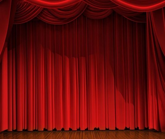 Tiyatro, konser ve çeşitli etkinliklerde sahnenin atmosferini belirleyen en önemli unsurlardan biri sahne ışıkçısıdır. Bir sahne ışıkçısı, sahne tasarımına uygun ışık düzenlemeleri yaparak izleyici deneyimini zenginleştirir ve performansın etkisini artırır. Bu meslek, hem teknik bilgi hem de yaratıcılık gerektirdiği için sahne sanatlarının vazgeçilmez bir parçasıdır. Konulu bir haber görseli.