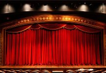 Tiyatro, konser ve etkinlik sahnelerinin sorunsuz bir şekilde işlemesini sağlayan sahne teknikeri, sahne sanatlarının arka planındaki kritik meslek gruplarından biridir. Bir sahne teknikeri, sahne dekorları, ışık, ses ve sahne ekipmanlarının kurulumu ile teknik kontrollerinden sorumludur. Profesyonel bir sahne teknikeri, sanatçının performansını destekleyen ve seyirci deneyimini kusursuz hale getiren görünmez bir kahramandır. Konulu bir haber görseli.