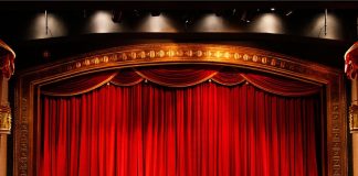 Tiyatro, konser ve etkinlik sahnelerinin sorunsuz bir şekilde işlemesini sağlayan sahne teknikeri, sahne sanatlarının arka planındaki kritik meslek gruplarından biridir. Bir sahne teknikeri, sahne dekorları, ışık, ses ve sahne ekipmanlarının kurulumu ile teknik kontrollerinden sorumludur. Profesyonel bir sahne teknikeri, sanatçının performansını destekleyen ve seyirci deneyimini kusursuz hale getiren görünmez bir kahramandır. Konulu bir haber görseli.