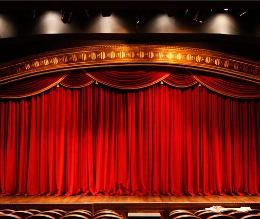 Tiyatro, konser ve etkinlik sahnelerinin sorunsuz bir şekilde işlemesini sağlayan sahne teknikeri, sahne sanatlarının arka planındaki kritik meslek gruplarından biridir. Bir sahne teknikeri, sahne dekorları, ışık, ses ve sahne ekipmanlarının kurulumu ile teknik kontrollerinden sorumludur. Profesyonel bir sahne teknikeri, sanatçının performansını destekleyen ve seyirci deneyimini kusursuz hale getiren görünmez bir kahramandır. Konulu bir haber görseli.