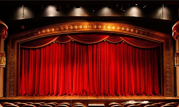 Tiyatro, konser ve etkinlik sahnelerinin sorunsuz bir şekilde işlemesini sağlayan sahne teknikeri, sahne sanatlarının arka planındaki kritik meslek gruplarından biridir. Bir sahne teknikeri, sahne dekorları, ışık, ses ve sahne ekipmanlarının kurulumu ile teknik kontrollerinden sorumludur. Profesyonel bir sahne teknikeri, sanatçının performansını destekleyen ve seyirci deneyimini kusursuz hale getiren görünmez bir kahramandır. Konulu bir haber görseli.