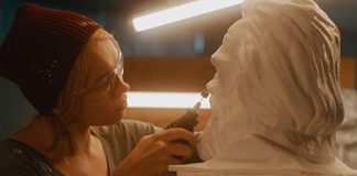 Sanat, insanlık tarihinin en köklü ifade biçimlerinden biri olarak öne çıkar. Bu alanın merkezinde yer alan sanatçı, duygu ve düşüncelerini estetik bir dille ifade eden, topluma farklı bakış açıları kazandıran kişidir. Bir sanatçı, yalnızca eser üretmekle kalmaz; aynı zamanda yaşadığı dönemin ruhunu yansıtır, toplumun aynası olur ve kültürel mirasın gelişmesine katkı sağlar. Günümüzde sanatçı kavramı oldukça geniş bir yelpazeye yayılmıştır ve farklı disiplinlerde faaliyet gösteren birçok kişiyi kapsar. Konulu bir haber görseli.