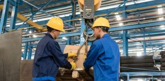 Üretim süreçlerinin verimli ve etkin bir şekilde yürütülmesini sağlayan sanayi mühendisi, modern iş dünyasının önemli meslek gruplarından biridir. Bir sanayi mühendisi, üretim hatlarını planlar, süreçleri optimize eder ve işletmelerin kaynak kullanımını en iyi seviyeye taşır. Günümüzde sanayi sektörünün büyümesiyle birlikte sanayi mühendisilere olan talep de giderek artmaktadır. Konulu bir haber görseli.