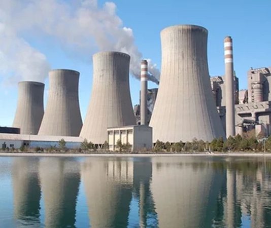 Enerji üretim tesislerinin sorunsuz çalışmasını sağlayan santral operatörü, elektrik ve enerji sektörünün en kritik mesleklerinden biridir. Bir santral operatörü, enerji santrallerinde cihazların ve makinelerin kontrolünü sağlar, üretim süreçlerini izler ve olası sorunları önceden tespit eder. Günümüzde enerji talebinin artması, santral operatörü pozisyonunu iş dünyasında vazgeçilmez hale getirmiştir. Konulu bir haber görseli.