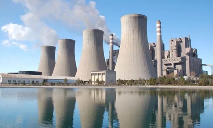 Santral Operatörü Kimdir Santral Operatörü Ne Kadar Kazanır Enerji üretim tesislerinin sorunsuz çalışmasını sağlayan santral operatörü, elektrik ve enerji sektörünün en kritik mesleklerinden biridir. Bir santral operatörü, enerji santrallerinde cihazların ve makinelerin kontrolünü sağlar, üretim süreçlerini izler ve olası sorunları önceden tespit eder. Günümüzde enerji talebinin artması, santral operatörü pozisyonunu iş dünyasında vazgeçilmez hale getirmiştir. Konulu bir haber görseli.