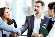 Günümüz iş dünyasında ürün ve hizmetlerin müşterilere ulaştırılmasında önemli rol oynayan mesleklerden biri satış temsilcisidir. Bir satış temsilcisi, çalıştığı şirketin ürünlerini veya hizmetlerini tanıtarak satış sürecini yöneten ve müşteri ilişkilerini geliştiren profesyoneldir. Rekabetin yoğun olduğu piyasalarda satış temsilcisi, şirketlerin büyümesinde kritik bir görev üstlenir. Konulu bir haber görseli.