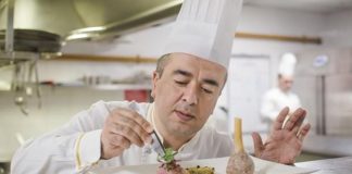 Gastronomi dünyasının en önemli figürlerinden biri olan şef, mutfakta yemeklerin hazırlanmasından sunumuna kadar tüm süreci yöneten profesyoneldir. Bir şef, yalnızca yemek pişiren kişi değil, aynı zamanda mutfak organizasyonunu yöneten ve lezzet standartlarını belirleyen bir liderdir. Günümüzde restoran sektörünün büyümesiyle birlikte şef mesleği daha da popüler hale gelmiştir. Konulu bir haber görseli.