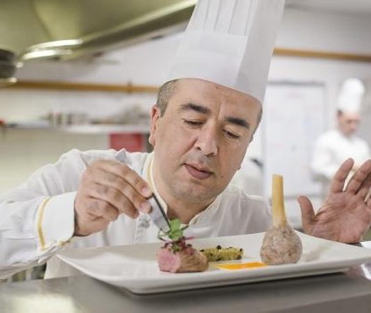 Gastronomi dünyasının en önemli figürlerinden biri olan şef, mutfakta yemeklerin hazırlanmasından sunumuna kadar tüm süreci yöneten profesyoneldir. Bir şef, yalnızca yemek pişiren kişi değil, aynı zamanda mutfak organizasyonunu yöneten ve lezzet standartlarını belirleyen bir liderdir. Günümüzde restoran sektörünün büyümesiyle birlikte şef mesleği daha da popüler hale gelmiştir. Konulu bir haber görseli.