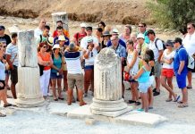 Turizm sektörünün en dinamik ve insan odaklı mesleklerinden biri olan şehir rehberi, ziyaretçilere bulundukları şehir hakkında bilgi veren ve onların deneyimini zenginleştiren önemli bir profesyoneldir. Özellikle tarihi ve turistik açıdan zengin şehirlerde, yerli ve yabancı turistlerin doğru bilgiye ulaşmasını sağlayan bu meslek, kültürel aktarım açısından da büyük bir rol oynar. Konulu bir haber görseli.