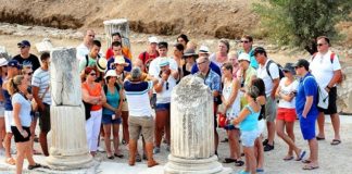 Turizm sektörünün en dinamik ve insan odaklı mesleklerinden biri olan şehir rehberi, ziyaretçilere bulundukları şehir hakkında bilgi veren ve onların deneyimini zenginleştiren önemli bir profesyoneldir. Özellikle tarihi ve turistik açıdan zengin şehirlerde, yerli ve yabancı turistlerin doğru bilgiye ulaşmasını sağlayan bu meslek, kültürel aktarım açısından da büyük bir rol oynar. Konulu bir haber görseli.