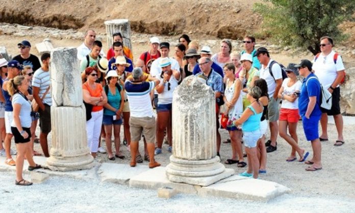 Turizm sektörünün en dinamik ve insan odaklı mesleklerinden biri olan şehir rehberi, ziyaretçilere bulundukları şehir hakkında bilgi veren ve onların deneyimini zenginleştiren önemli bir profesyoneldir. Özellikle tarihi ve turistik açıdan zengin şehirlerde, yerli ve yabancı turistlerin doğru bilgiye ulaşmasını sağlayan bu meslek, kültürel aktarım açısından da büyük bir rol oynar. Konulu bir haber görseli.