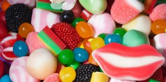 Tatlı kültürünün en renkli ve keyifli mesleklerinden biri olan şekerci, geleneksel ve modern şekerleme ürünlerini hazırlayan ve satışını yapan kişidir. Bir şekerci, lokumdan akide şekerine, çikolatadan özel tasarım şekerlemelere kadar geniş bir ürün yelpazesi sunar. Günümüzde hem nostaljik hem de yenilikçi tatlara olan ilginin artması, şekerci mesleğinin yeniden popüler hale gelmesini sağlamıştır. Konulu bir haber görseli.