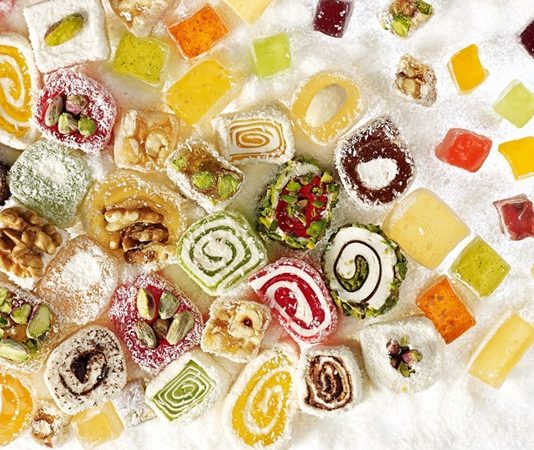 Tarih boyunca saray mutfakları, sadece yemeklerin hazırlandığı yerler değil, aynı zamanda sanatın ve ustalığın sergilendiği önemli merkezler olmuştur. Bu mutfakların en dikkat çeken görevlerinden biri ise şekercibaşı unvanını taşıyan kişilere aittir. Özellikle Osmanlı döneminde saray mutfağının vazgeçilmez isimlerinden biri olan şekercibaşı, tatlı ve şekerleme yapımında uzmanlaşmış bir ustadır. Günümüzde bu meslek, modern pastacılık ve tatlı ustalığı ile benzer özellikler taşımaktadır. konulu bir haber görseli.