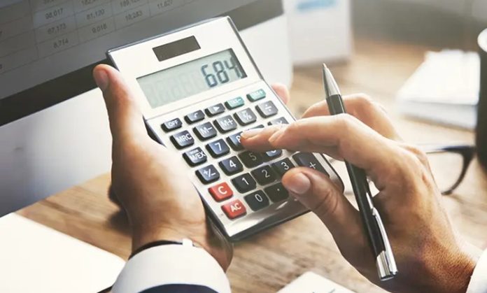İş dünyasının finansal düzenini sağlayan ve şirketlerin mali durumunu yöneten serbest muhasebeci, ekonomik faaliyetlerin sorunsuz yürütülmesinde kritik bir rol oynar. Bir serbest muhasebeci, işletmelerin gelir-gider kayıtlarını tutar, vergi beyanlarını hazırlar ve mali tabloları denetler. Günümüzde küçük ve orta ölçekli işletmelerin artması, serbest muhasebeci ihtiyacını önemli ölçüde artırmıştır. Konulu bir haber görseli.