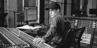 Müzik, film ve medya endüstrisinin vazgeçilmez unsurlarından biri olan sesin kalitesini sağlayan ses mühendisi, modern prodüksiyonların en önemli profesyonellerinden biridir. Bir ses mühendisi, kayıt, miks ve mastering süreçlerinde sesin teknik olarak en iyi şekilde düzenlenmesini sağlar. Günümüzde dijital prodüksiyonun artması, ses mühendisilere olan ihtiyacı giderek artırmaktadır. Konulu bir habere görseli.