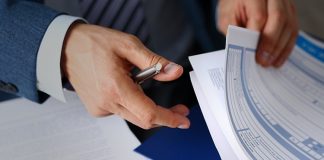 Günümüzde bireylerin ve kurumların karşılaşabileceği risklere karşı güvence sağlayan sistemlerin başında sigorta gelir. Bu sistemin merkezinde yer alan sigortacı, müşterilere uygun poliçeler sunan ve risk yönetimini sağlayan profesyoneldir. Bir sigortacı, hem bireysel hem de kurumsal müşterilere hizmet vererek olası zararların önüne geçilmesine yardımcı olur. Konulu bir haber görseli.