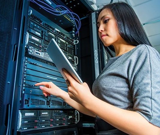 Kurumsal bilgi teknolojilerinin etkin yönetiminde kritik rol oynayan sistem analisti, şirketlerin yazılım ve donanım altyapısının verimli çalışmasını sağlar. Bir sistem analisti, iş süreçlerini analiz eder, sistem gereksinimlerini belirler ve çözüm önerileri sunar. Günümüzde dijital dönüşümün hız kazanması, sistem analisti pozisyonunu iş dünyasında vazgeçilmez hale getirmiştir. Konulu bir haber görseli.