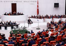 Toplumların yönetim biçimlerini, siyasi sistemleri ve devlet yapısını inceleyen siyaset bilimci, sosyal bilimler alanında önemli bir uzmanlık dalını temsil eder. Bir siyaset bilimci, hem ulusal hem de uluslararası düzeyde siyasi süreçleri analiz ederek karar alma mekanizmalarının nasıl işlediğini anlamaya çalışır. Günümüzde küreselleşmenin etkisiyle birlikte siyaset daha karmaşık bir hale gelmiş ve bu durum siyaset bilimcilere olan ihtiyacı artırmıştır. Konulu bir haber görseli.