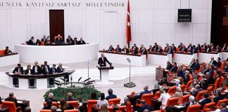 Toplumların yönetim biçimlerini, siyasi sistemleri ve devlet yapısını inceleyen siyaset bilimci, sosyal bilimler alanında önemli bir uzmanlık dalını temsil eder. Bir siyaset bilimci, hem ulusal hem de uluslararası düzeyde siyasi süreçleri analiz ederek karar alma mekanizmalarının nasıl işlediğini anlamaya çalışır. Günümüzde küreselleşmenin etkisiyle birlikte siyaset daha karmaşık bir hale gelmiş ve bu durum siyaset bilimcilere olan ihtiyacı artırmıştır. Konulu bir haber görseli.