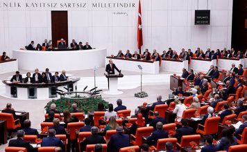 Siyaset Bilimci Kimdir? Siyaset Bilimci Ne Kadar Kazanır? Toplumların yönetim biçimlerini, siyasi sistemleri ve devlet yapısını inceleyen siyaset bilimci, sosyal bilimler alanında önemli bir uzmanlık dalını temsil eder. Bir siyaset bilimci, hem ulusal hem de uluslararası düzeyde siyasi süreçleri analiz ederek karar alma mekanizmalarının nasıl işlediğini anlamaya çalışır. Günümüzde küreselleşmenin etkisiyle birlikte siyaset daha karmaşık bir hale gelmiş ve bu durum siyaset bilimcilere olan ihtiyacı artırmıştır. Konulu bir haber görseli.