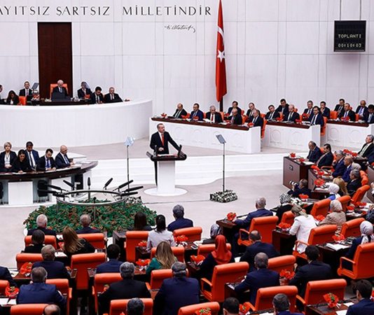 Toplumların yönetim biçimlerini, siyasi sistemleri ve devlet yapısını inceleyen siyaset bilimci, sosyal bilimler alanında önemli bir uzmanlık dalını temsil eder. Bir siyaset bilimci, hem ulusal hem de uluslararası düzeyde siyasi süreçleri analiz ederek karar alma mekanizmalarının nasıl işlediğini anlamaya çalışır. Günümüzde küreselleşmenin etkisiyle birlikte siyaset daha karmaşık bir hale gelmiş ve bu durum siyaset bilimcilere olan ihtiyacı artırmıştır. Konulu bir haber görseli.