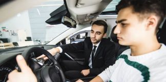 Günümüzde artan araç kullanımı ve trafikte bilinçli sürücü ihtiyacı, şoför eğitmeni mesleğini oldukça önemli bir konuma taşımıştır. Sürücü adaylarının sadece araç kullanmayı değil, aynı zamanda trafik kurallarını doğru bir şekilde öğrenmesini sağlayan bu meslek grubu, hem bireysel güvenlik hem de toplumsal düzen açısından kritik bir rol oynar. Özellikle büyük şehirlerde sürücü kurslarına olan talebin artmasıyla birlikte şoför eğitmeni ihtiyacı da giderek yükselmektedir. Konulu bir haber görseli.