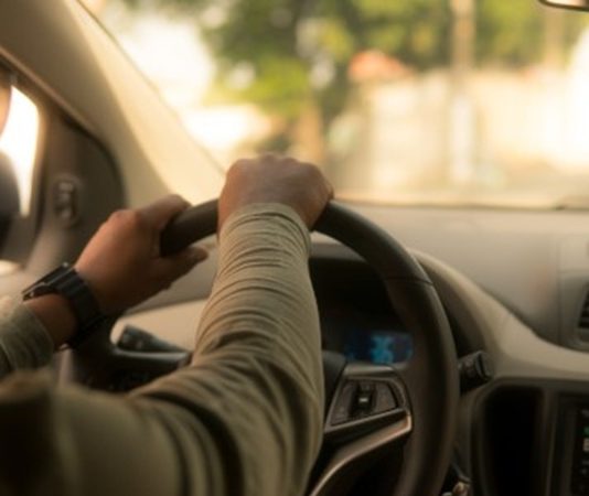 Lojistik ve taşımacılık sektörünün önemli destek rollerinden biri olan şoför yardımcısı, sürücünün iş yükünü hafifleten ve taşımacılık sürecinin düzenli ilerlemesini sağlayan kişidir. Bir şoför yardımcısı, özellikle yük taşımacılığı ve dağıtım süreçlerinde aktif rol alarak operasyonların sorunsuz şekilde yürütülmesine katkı sağlar. Günümüzde e-ticaret ve lojistik sektörünün büyümesiyle birlikte şoför yardımcısı mesleğine olan ihtiyaç da giderek artmaktadır. Konulu bir haber görseli.