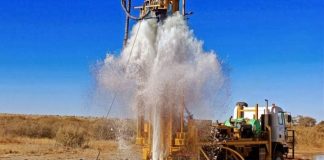 Madencilik, inşaat ve enerji sektörlerinde saha çalışmalarının kritik parçası olan sondaj teknikeri, yer altı kaynaklarının güvenli ve verimli bir şekilde çıkarılmasını sağlar. Bir sondaj teknikeri, sondaj makinelerini kullanır, verileri toplar ve sondaj sürecinin doğru şekilde ilerlemesini denetler. Günümüzde enerji ve doğal kaynak projelerinin artmasıyla birlikte sondaj teknikeri ihtiyacı da giderek yükselmektedir. Konulu bir haber görseli.