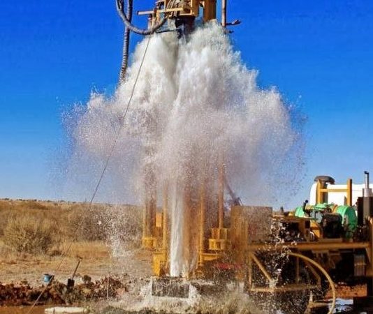 Madencilik, inşaat ve enerji sektörlerinde saha çalışmalarının kritik parçası olan sondaj teknikeri, yer altı kaynaklarının güvenli ve verimli bir şekilde çıkarılmasını sağlar. Bir sondaj teknikeri, sondaj makinelerini kullanır, verileri toplar ve sondaj sürecinin doğru şekilde ilerlemesini denetler. Günümüzde enerji ve doğal kaynak projelerinin artmasıyla birlikte sondaj teknikeri ihtiyacı da giderek yükselmektedir. Konulu bir haber görseli.