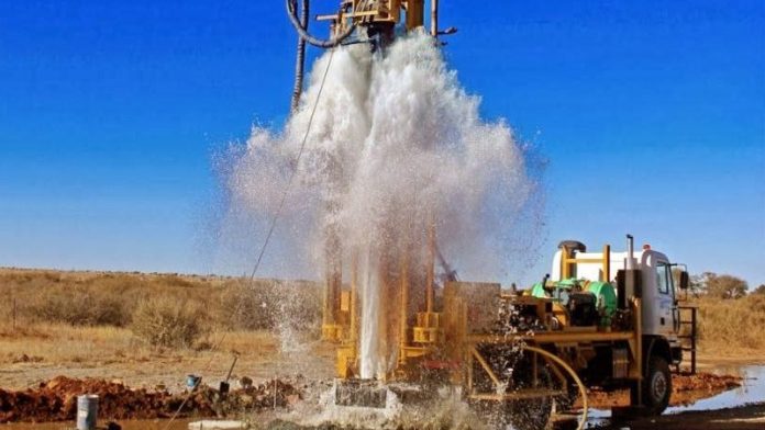 Madencilik, inşaat ve enerji sektörlerinde saha çalışmalarının kritik parçası olan sondaj teknikeri, yer altı kaynaklarının güvenli ve verimli bir şekilde çıkarılmasını sağlar. Bir sondaj teknikeri, sondaj makinelerini kullanır, verileri toplar ve sondaj sürecinin doğru şekilde ilerlemesini denetler. Günümüzde enerji ve doğal kaynak projelerinin artmasıyla birlikte sondaj teknikeri ihtiyacı da giderek yükselmektedir. Konulu bir haber görseli.