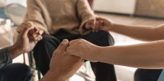 Toplumda dezavantajlı bireylerin yaşam koşullarını iyileştirmek ve sosyal refahı artırmak amacıyla çalışan sosyal hizmet uzmanı, önemli ve sorumluluk gerektiren mesleklerden biridir. Bir sosyal hizmet uzmanı, bireylerin, ailelerin ve toplulukların karşılaştığı sorunları analiz ederek çözüm yolları geliştiren profesyoneldir. Günümüzde artan sosyal sorunlar, bu alanda çalışan sosyal hizmet uzmanına olan ihtiyacı daha da artırmıştır. Konulu bir haber görseli.