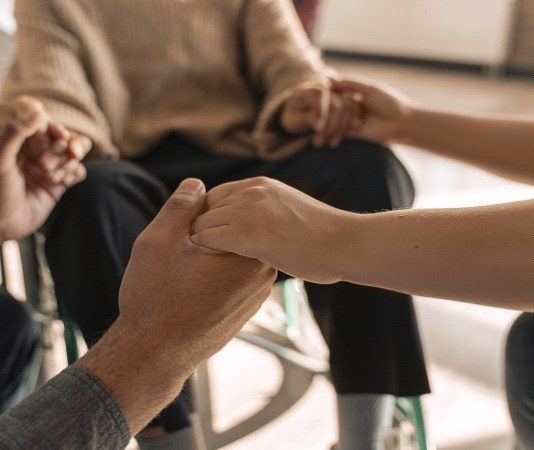 Toplumda dezavantajlı bireylerin yaşam koşullarını iyileştirmek ve sosyal refahı artırmak amacıyla çalışan sosyal hizmet uzmanı, önemli ve sorumluluk gerektiren mesleklerden biridir. Bir sosyal hizmet uzmanı, bireylerin, ailelerin ve toplulukların karşılaştığı sorunları analiz ederek çözüm yolları geliştiren profesyoneldir. Günümüzde artan sosyal sorunlar, bu alanda çalışan sosyal hizmet uzmanına olan ihtiyacı daha da artırmıştır. Konulu bir haber görseli.
