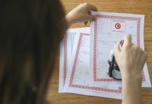 Gayrimenkul alım satım işlemlerinin güvenli ve yasal bir şekilde yürütülmesinde, tapu müdürü kritik bir rol üstlenir. Tapu müdürleri, taşınmaz mülkiyetlerinin doğru bir şekilde kaydedilmesini sağlar ve mülkiyet haklarının korunmasında temel sorumluluğu taşır. Bu meslek, hem hukuk bilgisi hem de idari beceriler gerektirir. Konulu bir haber görseli.