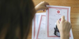 Gayrimenkul alım satım işlemlerinin güvenli ve yasal bir şekilde yürütülmesinde, tapu müdürü kritik bir rol üstlenir. Tapu müdürleri, taşınmaz mülkiyetlerinin doğru bir şekilde kaydedilmesini sağlar ve mülkiyet haklarının korunmasında temel sorumluluğu taşır. Bu meslek, hem hukuk bilgisi hem de idari beceriler gerektirir. Konulu bir haber görseli.