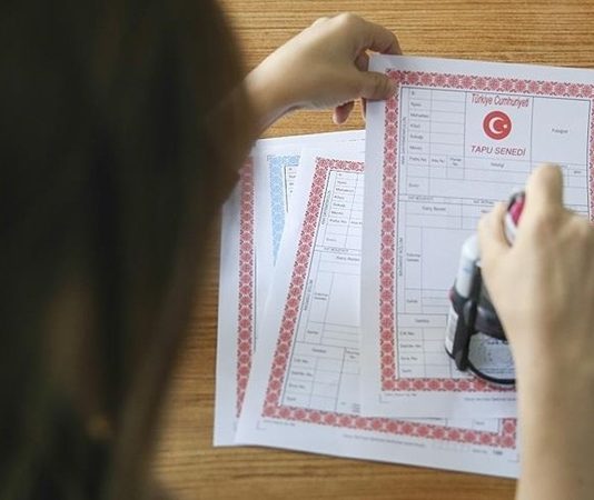 Gayrimenkul alım satım işlemlerinin güvenli ve yasal bir şekilde yürütülmesinde, tapu müdürü kritik bir rol üstlenir. Tapu müdürleri, taşınmaz mülkiyetlerinin doğru bir şekilde kaydedilmesini sağlar ve mülkiyet haklarının korunmasında temel sorumluluğu taşır. Bu meslek, hem hukuk bilgisi hem de idari beceriler gerektirir. Konulu bir haber görseli.