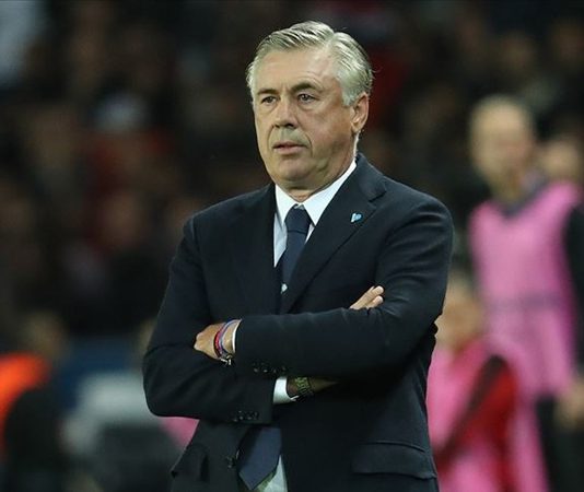 Futbol dünyasında başarının arkasında büyük ölçüde teknik direktörler bulunur. Bir takımın saha içi performansından, oyuncu kadrosunun yönetimine kadar birçok konuda sorumluluk alan teknik direktörler, hem strateji hem de liderlik becerilerini etkin şekilde kullanmak zorundadır. Teknik direktör, sadece maç sırasında değil, sezon boyunca takımın performansını yükseltmek ve hedeflerine ulaşmasını sağlamakla yükümlüdür. Konulu bir haber görseli.