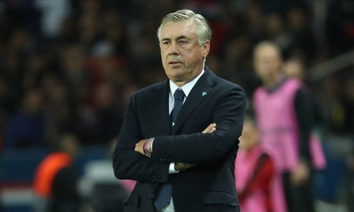 Teknik Direktör Kimdir Teknik Direktör Ne Kadar Kazanır Futbol dünyasında başarının arkasında büyük ölçüde teknik direktörler bulunur. Bir takımın saha içi performansından, oyuncu kadrosunun yönetimine kadar birçok konuda sorumluluk alan teknik direktörler, hem strateji hem de liderlik becerilerini etkin şekilde kullanmak zorundadır. Teknik direktör, sadece maç sırasında değil, sezon boyunca takımın performansını yükseltmek ve hedeflerine ulaşmasını sağlamakla yükümlüdür. Konulu bir haber görseli.