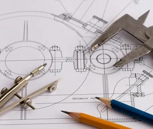 Günümüzde endüstri ve mimarlık alanlarının gelişmesiyle birlikte, teknik ressam mesleği de giderek önem kazanmıştır. Projelerin hayata geçirilmesinde kritik bir rol üstlenen teknik ressamlar, mühendislerin ve mimarların fikirlerini görsel ve ölçülü bir şekilde ifade eder. Bu meslek, hem detaylı bir teknik bilgi hem de görsel yetenek gerektirir. Konulu bir haber görseli.