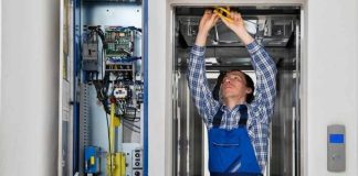 Günümüzün hızla gelişen teknoloji dünyasında, teknik bilgiye sahip ara elemanlara olan ihtiyaç her geçen gün artmaktadır. Bu noktada önemli bir rol üstlenen teknisyen, hem üretim hem de bakım süreçlerinde aktif görev alarak sistemlerin sorunsuz şekilde çalışmasını sağlar. Sanayiden sağlığa, bilişimden inşaata kadar birçok farklı alanda görev alabilen teknisyenler, iş dünyasının vazgeçilmez parçalarından biridir. Konulu bir haber görseli.