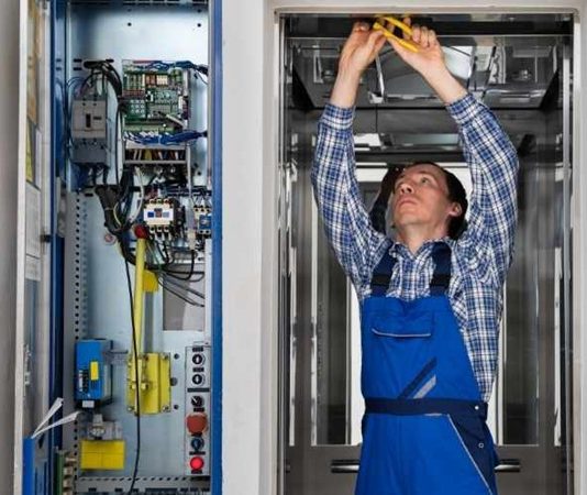 Günümüzün hızla gelişen teknoloji dünyasında, teknik bilgiye sahip ara elemanlara olan ihtiyaç her geçen gün artmaktadır. Bu noktada önemli bir rol üstlenen teknisyen, hem üretim hem de bakım süreçlerinde aktif görev alarak sistemlerin sorunsuz şekilde çalışmasını sağlar. Sanayiden sağlığa, bilişimden inşaata kadar birçok farklı alanda görev alabilen teknisyenler, iş dünyasının vazgeçilmez parçalarından biridir. Konulu bir haber görseli.