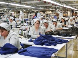 Tekstil Mühendisi Kimdir? Tekstil Mühendisi Ne Kadar Kazanır? Tekstil sektörü, hem ekonomik hem de kültürel açıdan önemli bir alan olarak öne çıkarken, bu sektördeki kalite ve verimliliği sağlayan en kritik rollerden biri de tekstil mühendisi mesleğidir. Tekstil mühendisi, liflerden iplik üretimine, kumaş tasarımından üretim süreçlerinin denetimine kadar geniş bir yelpazede görev alır. Meslek, hem teknik bilgi hem de yaratıcı beceri gerektiren bir yapıya sahiptir. Konulu bir haber görseli.